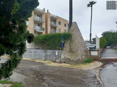 ...posta ad angolo con una stradina senza uscita